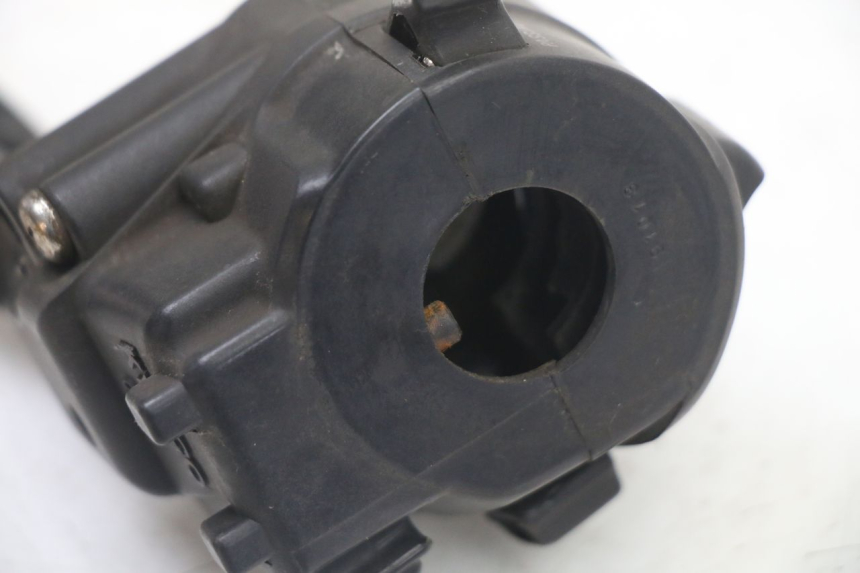 photo de INTERRUPTOR DE LUCES IZQUIERDO KYMCO DINK STREET 125 (2009 - 2014) - Detalles de los puntos de fijación