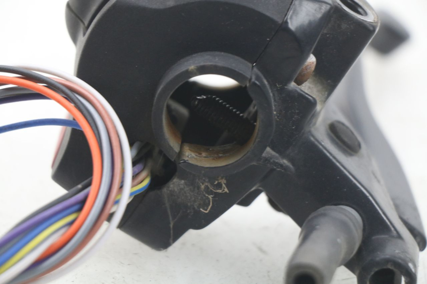 photo de INTERRUPTOR DE LUCES IZQUIERDO PEUGEOT LUDIX 50 (2008 - 2017) - Zoom estado de uso