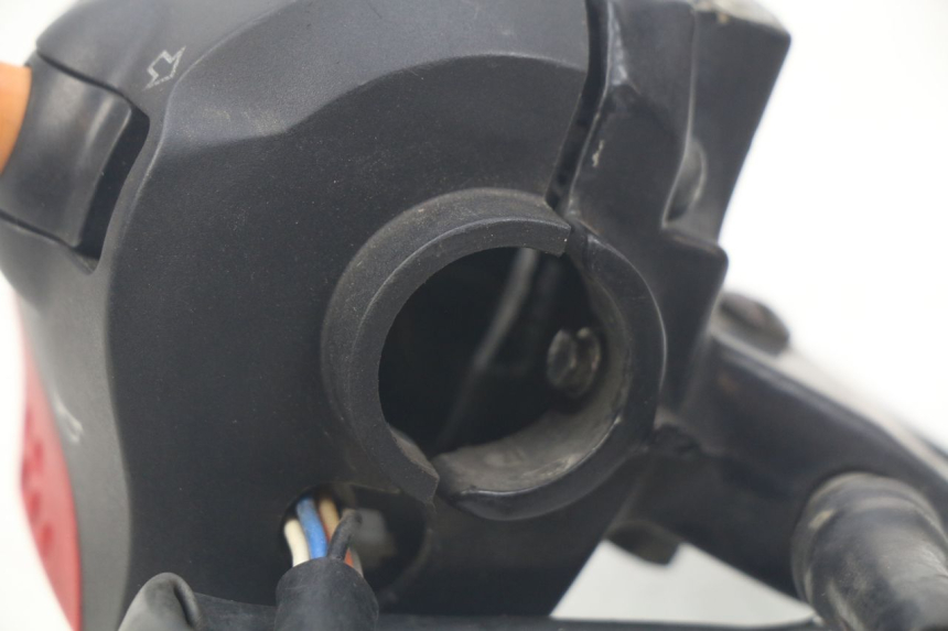 photo de INTERRUPTOR DE LUCES IZQUIERDO PEUGEOT LUDIX 50 (2008 - 2017) - Zoom estado de uso