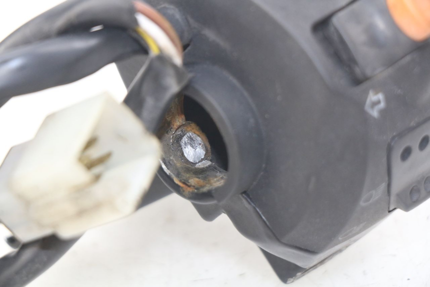 photo de INTERRUPTOR DE LUCES IZQUIERDO PEUGEOT LUDIX 50 (2008 - 2017) - Zoom estado de uso