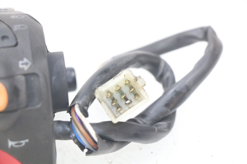 photo de INTERRUPTOR DE LUCES IZQUIERDO PEUGEOT LUDIX 50 (2008 - 2017) - Estado de la superficie y material
