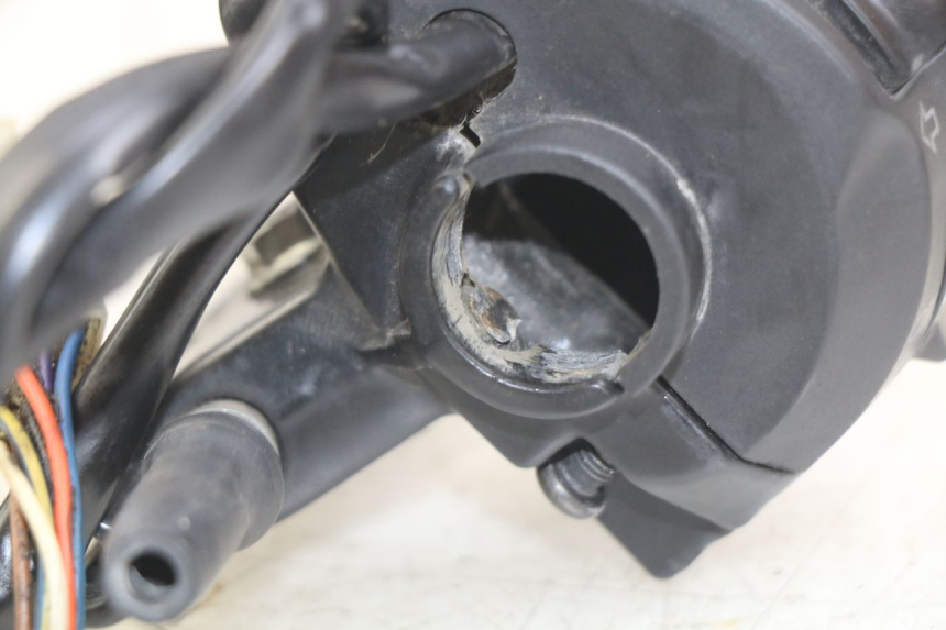 photo de INTERRUPTOR DE LUCES IZQUIERDO PEUGEOT LUDIX 50 (2008 - 2017) - Zoom estado de uso