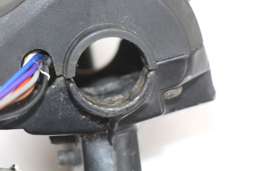 photo de INTERRUPTOR DE LUCES IZQUIERDO. PEUGEOT LUDIX 50 (2005 - 2007) - Estado de la superficie y material