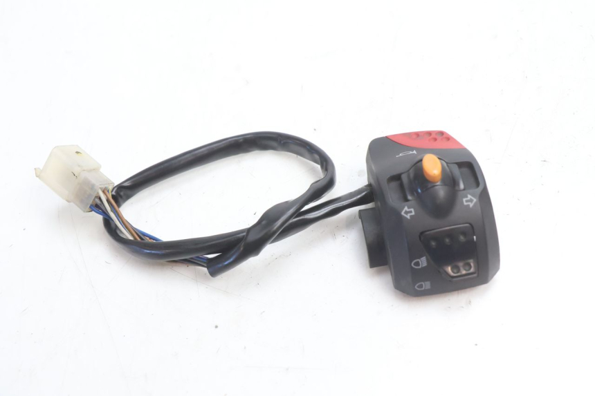 photo de INTERRUPTOR DE LUCES IZQUIERDO PEUGEOT LUDIX 50 (2008 - 2017) - Zoom estado de uso