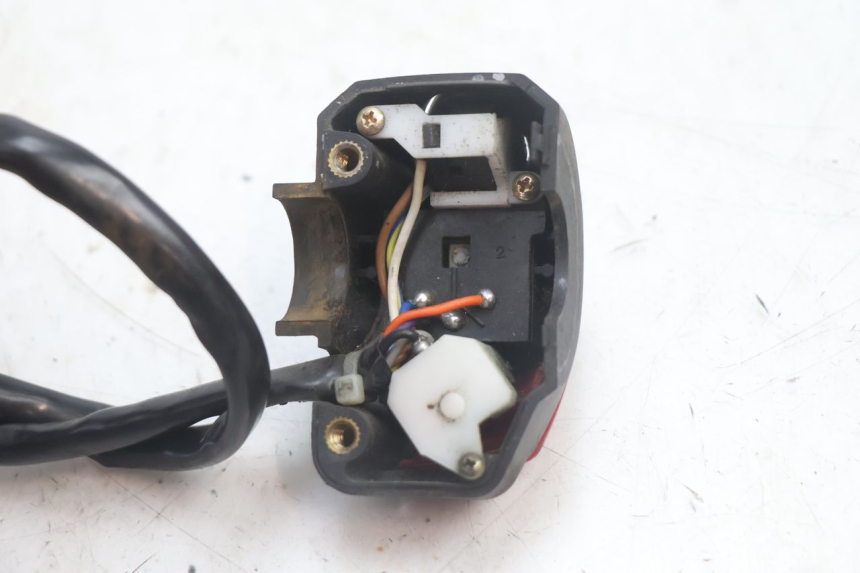 photo de INTERRUPTOR DE LUCES IZQUIERDO. PEUGEOT LUDIX 50 (2005 - 2007) - Primer plano técnico