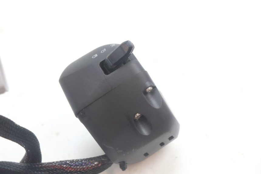 photo de CONMUTADOR IZQUIERDA PIAGGIO MP3 HPE 530 (2022 - 2026) - Detalles de los puntos de fijación