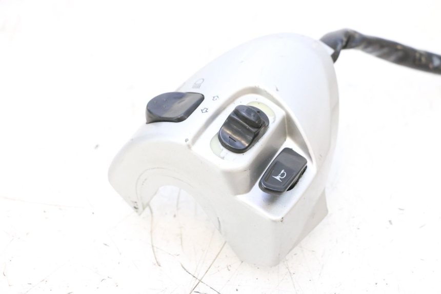 photo de INTERRUPTOR DE LUCES IZQUIERDO YAMAHA NEOS NEO'S 4T 50 (2008 - 2016) - Zoom estado de uso