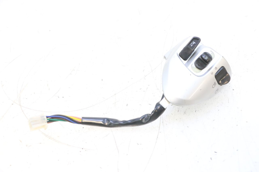 photo de INTERRUPTOR DE LUCES IZQUIERDO YAMAHA NEOS NEO'S 4T 50 (2008 - 2016) - Otra perspectiva