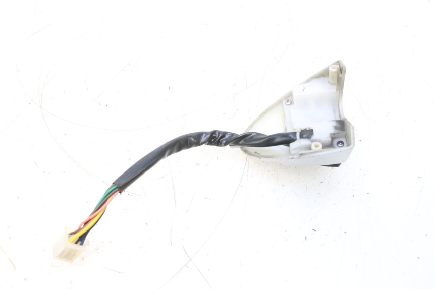 photo de INTERRUPTOR DE LUCES IZQUIERDO YAMAHA NEOS NEO'S 4T 50 (2008 - 2016) - Primer plano técnico