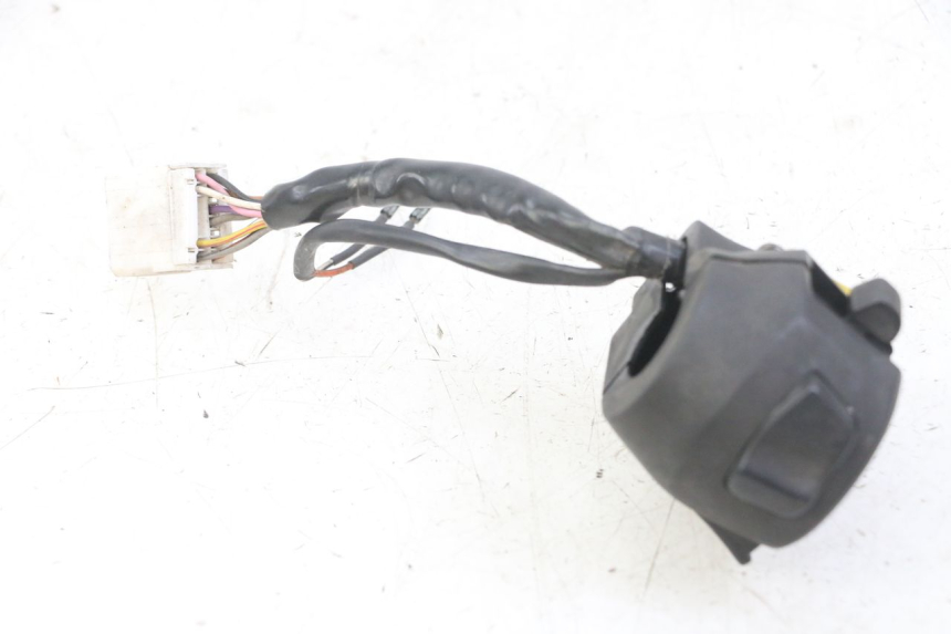 photo de INTERRUPTOR DE LUCES IZQUIERDO GILERA NEXUS 125 (2009 - 2013) - Detalles de los puntos de fijación