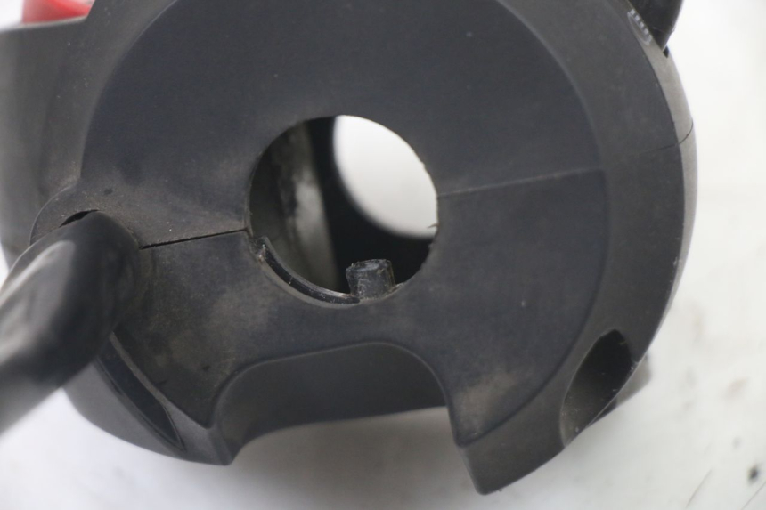 photo de INTERRUPTOR DE LUCES IZQUIERDO PEUGEOT CITYSTAR 125 (2011 - 2017) - Estado de la superficie y material