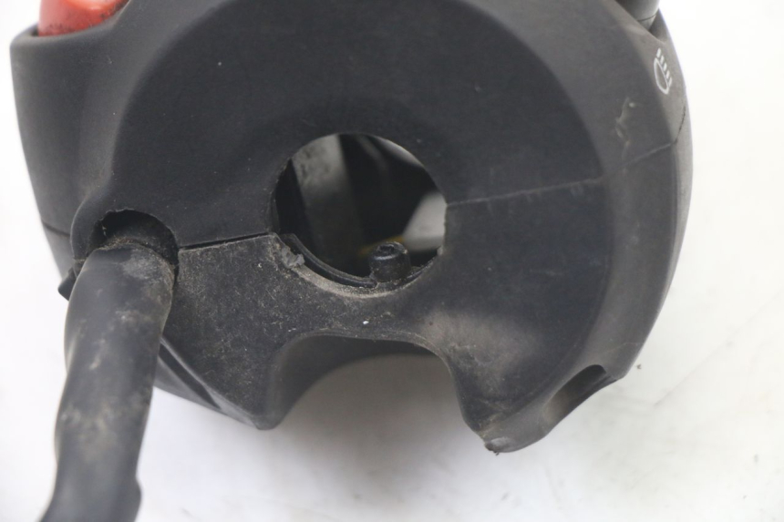 photo de INTERRUPTOR DE LUCES IZQUIERDO PEUGEOT CITYSTAR 2T 50 (2018 - 2021) - Detalles de los puntos de fijación