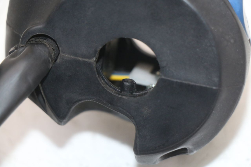 photo de INTERRUPTOR DE LUCES IZQUIERDO PEUGEOT ELYSTAR 50 (2002 - 2014) - Estado de la superficie y material