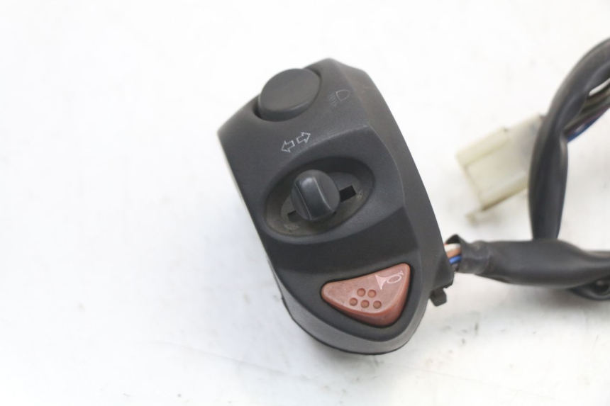 photo de INTERRUPTOR DE LUCES IZQUIERDO PEUGEOT SATELIS 125 (2010 - 2012) - Zoom estado de uso