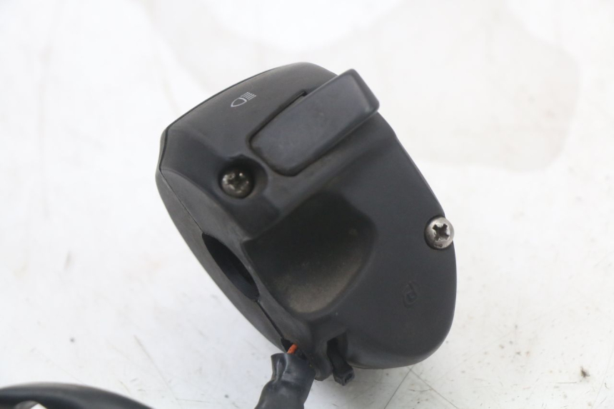 photo de INTERRUPTOR DE LUCES IZQUIERDO PEUGEOT SATELIS 125 (2010 - 2012) - Primer plano técnico