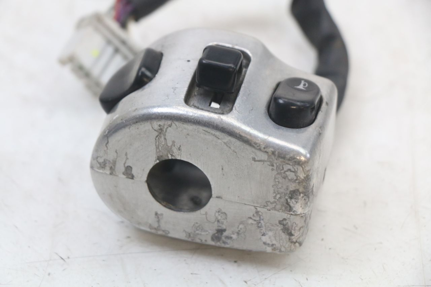 photo de CONMUTADOR IZQUIERDA PIAGGIO BEVERLY 125 (1998 - 2005) - Primer plano técnico