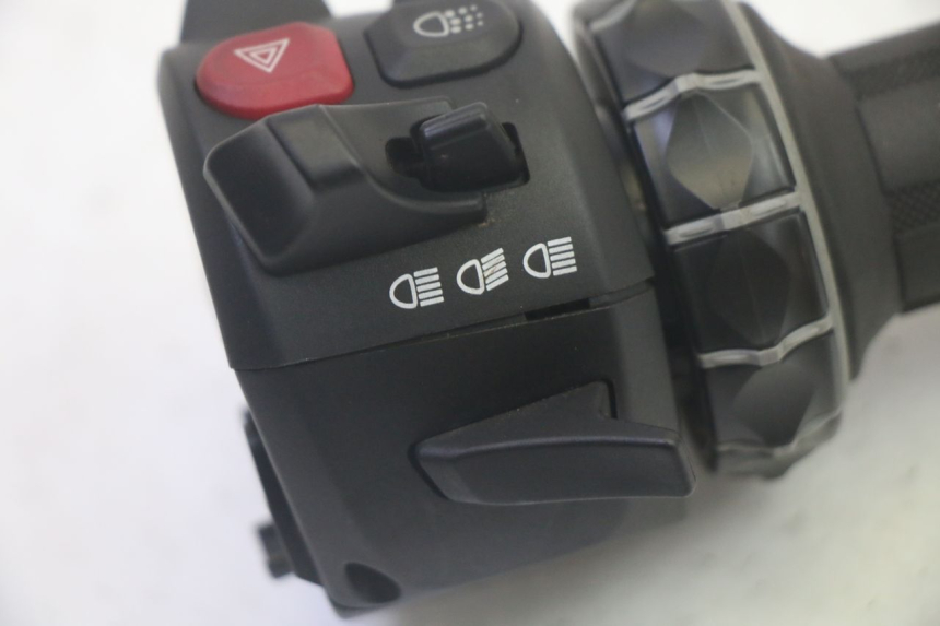 photo de CONMUTADOR IZQUIERDA BMW R GS 1250 (2021 - 2024) - Detalles de los puntos de fijación