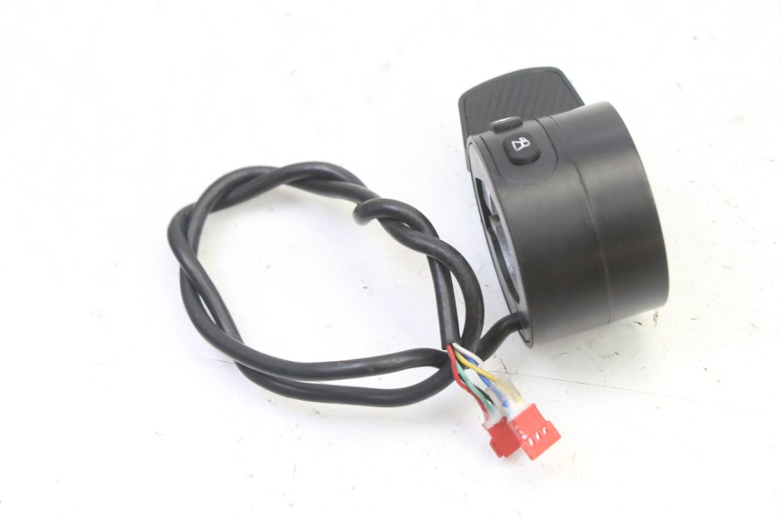 photo de CONMUTADOR IZQUIERDA PUNK ELECTRIC RIDER 1 - Primer plano técnico