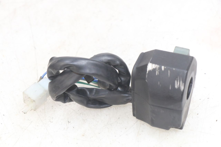 photo de INTERRUPTOR DE LUCES IZQUIERDO YAMASAKI ROADSTER 50 (2013 - 2018) - Primer plano técnico