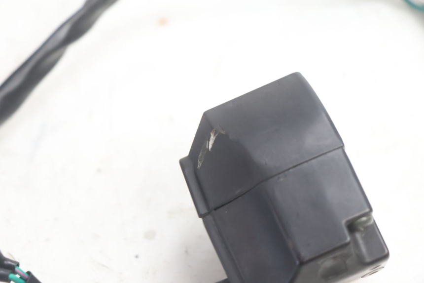 photo de INTERRUPTOR DE LUCES IZQUIERDO YAMASAKI ROADSTER 50 (2013 - 2018) - Primer plano técnico