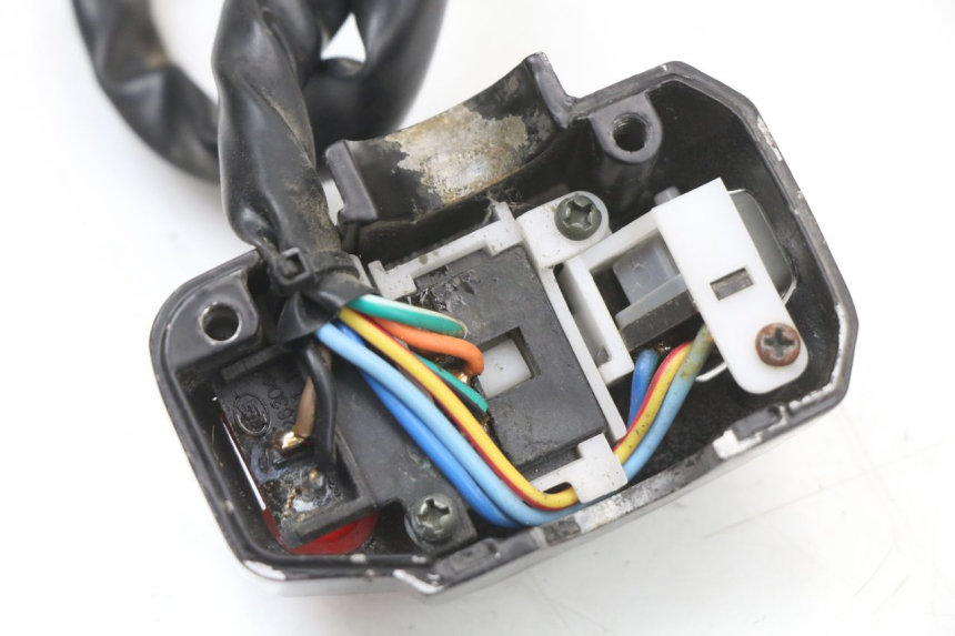 photo de INTERRUPTOR DE LUCES IZQUIERDO TNT MOTOR ROMA 10' 4T 50 (2019 - 2022) - Primer plano técnico