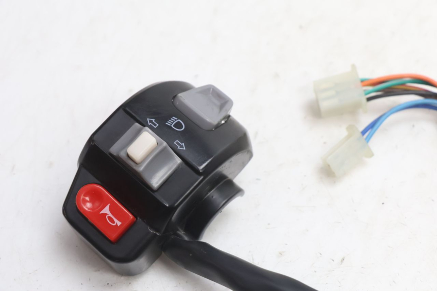 photo de INTERRUPTOR DE LUCES IZQUIERDO TNT MOTOR ROMA 10' 4T 50 (2007 - 2018) - Detalle de la pieza