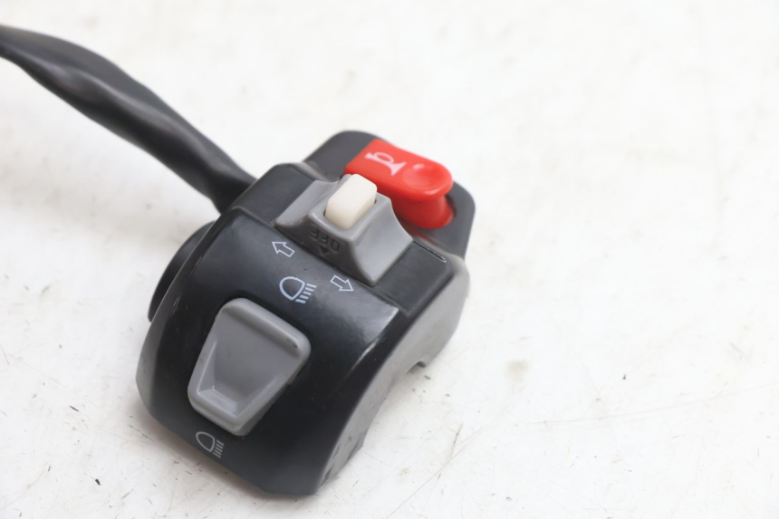 photo de INTERRUPTOR DE LUCES IZQUIERDO TNT MOTOR ROMA 10' 4T 50 (2007 - 2018) - Otra perspectiva