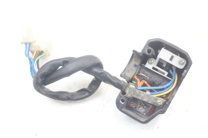 photo de INTERRUPTOR DE LUCES IZQUIERDO KEEWAY RY6 2T 50 (2011 - 2019) - Otra perspectiva