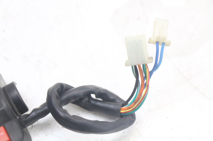 photo de INTERRUPTOR DE LUCES IZQUIERDO KEEWAY RY6 2T 50 (2011 - 2019) - Primer plano técnico