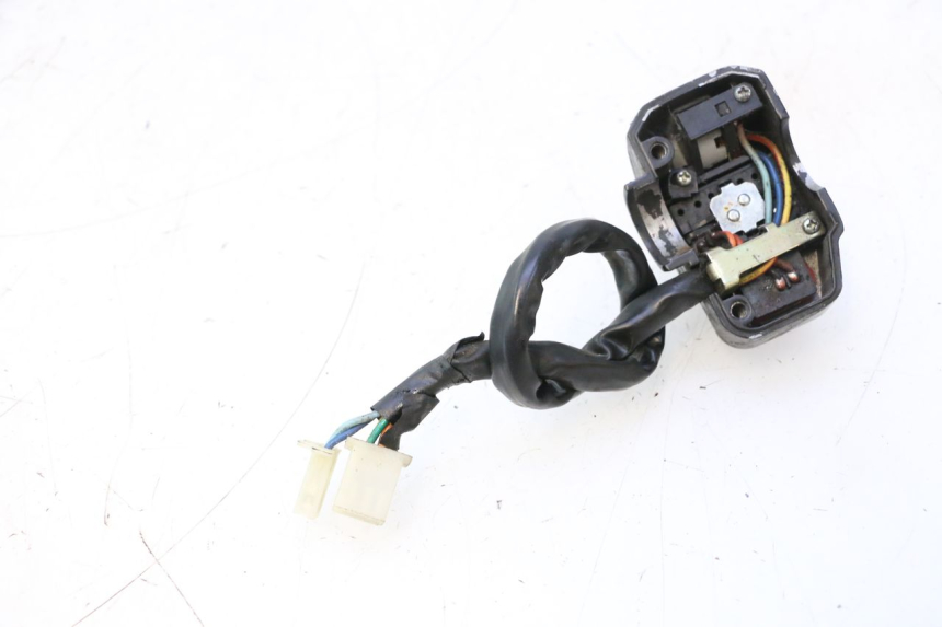 photo de INTERRUPTOR DE LUCES IZQUIERDO KEEWAY RY6 2T 50 (2011 - 2019) - Otra perspectiva