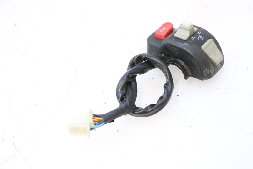 photo de INTERRUPTOR DE LUCES IZQUIERDO KEEWAY RY6 2T 50 (2011 - 2019) - Primer plano técnico
