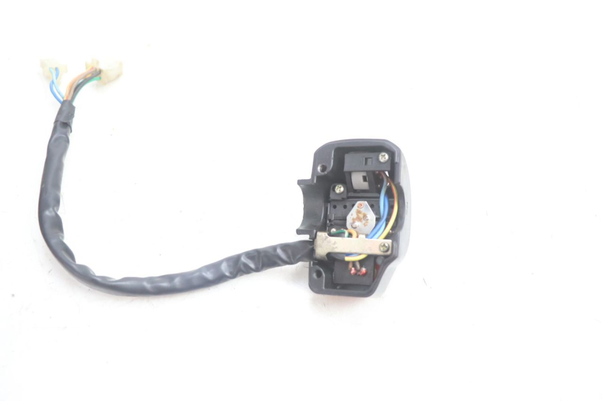 photo de INTERRUPTOR DE LUCES IZQUIERDO KEEWAY RY6 2T 50 (2011 - 2019) - Primer plano técnico