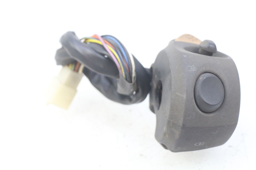photo de INTERRUPTOR DE LUCES IZQUIERDO PEUGEOT SATELIS COMPRESSOR K15 125 (2006 - 2009) - Detalles de los puntos de fijación