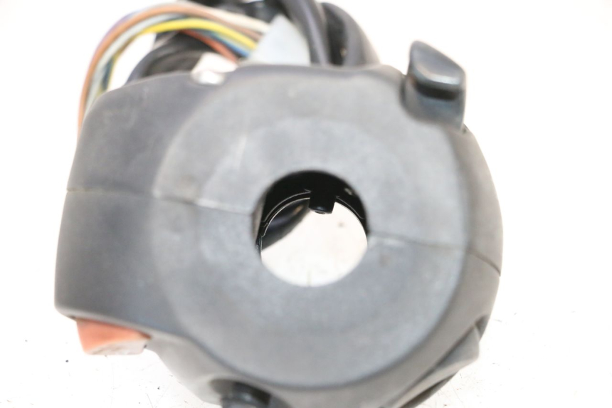 photo de INTERRUPTOR DE LUCES IZQUIERDO PEUGEOT SATELIS COMPRESSOR K15 125 (2006 - 2009) - Zoom estado de uso