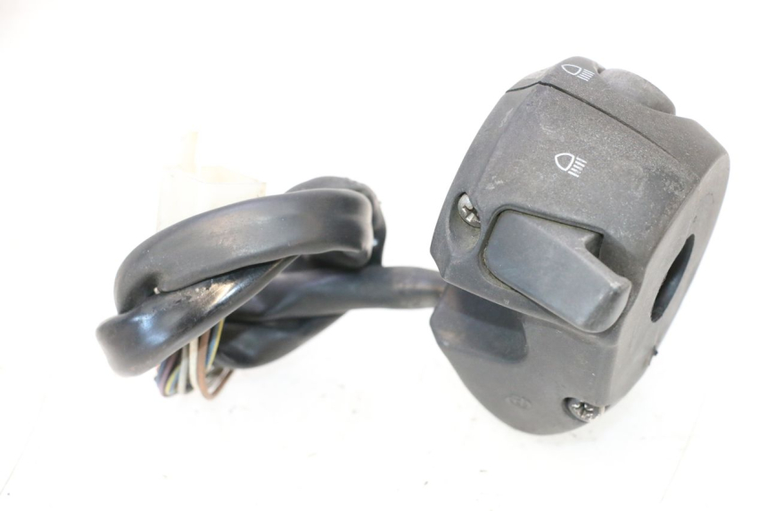 photo de INTERRUPTOR DE LUCES IZQUIERDO PEUGEOT SATELIS COMPRESSOR K15 125 (2006 - 2009) - Primer plano técnico