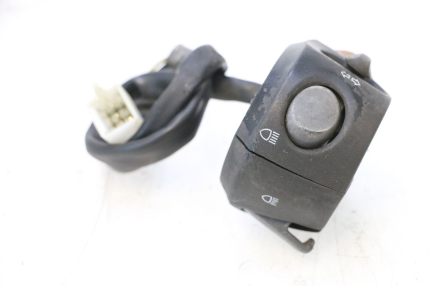 photo de INTERRUPTOR DE LUCES IZQUIERDO PEUGEOT SATELIS COMPRESSOR K15 125 (2006 - 2009) - Detalles de los puntos de fijación