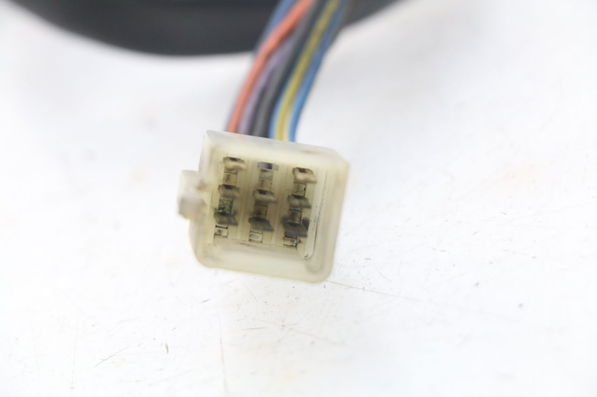 photo de INTERRUPTOR DE LUCES IZQUIERDO PEUGEOT SATELIS 125 (2006 - 2009) - Primer plano técnico