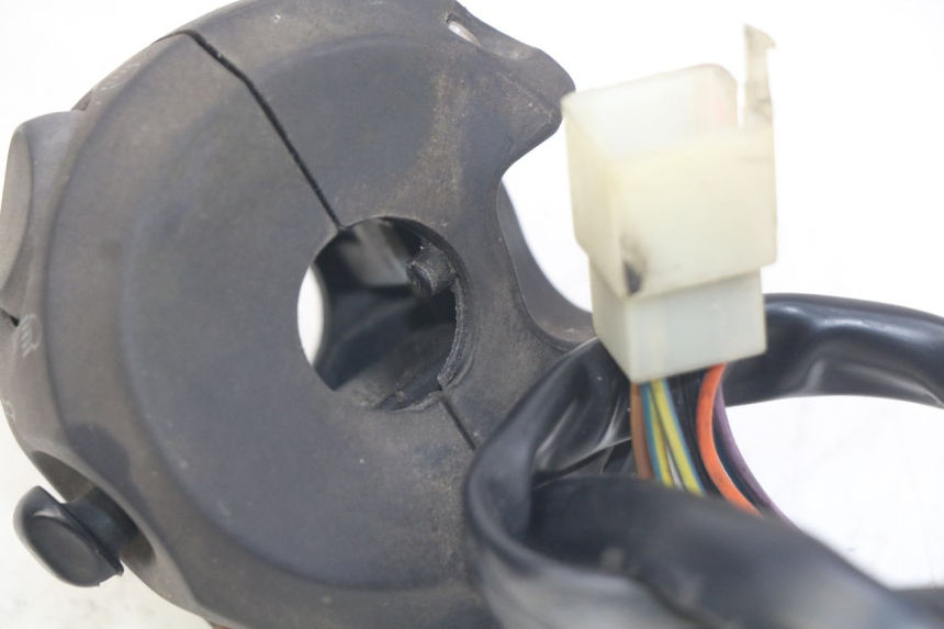photo de INTERRUPTOR DE LUCES IZQUIERDO PEUGEOT SATELIS 125 (2010 - 2012) - Zoom estado de uso