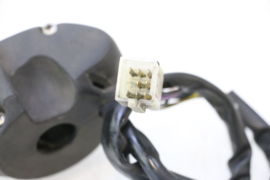 photo de INTERRUPTOR DE LUCES IZQUIERDO PEUGEOT SATELIS 125 (2006 - 2009) - Primer plano técnico