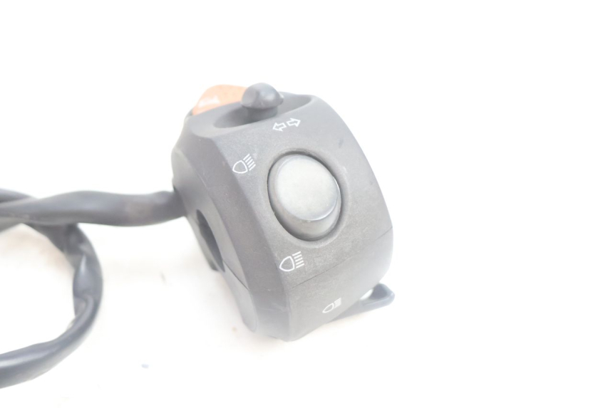 photo de INTERRUPTOR DE LUCES IZQUIERDO PEUGEOT SATELIS 125 (2006 - 2009) - Otra perspectiva
