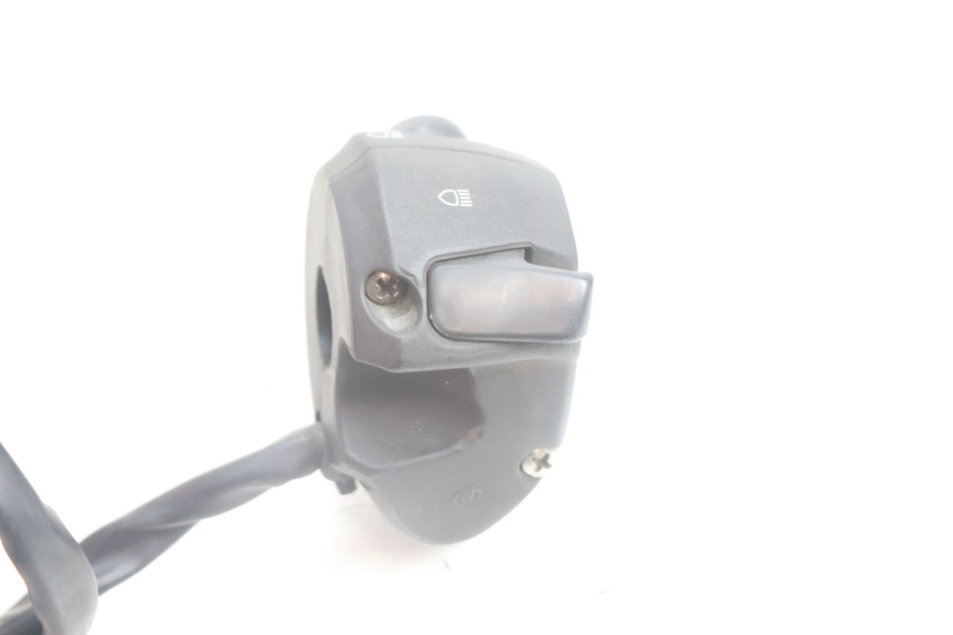 photo de INTERRUPTOR DE LUCES IZQUIERDO PEUGEOT SATELIS 125 (2006 - 2009) - Primer plano técnico