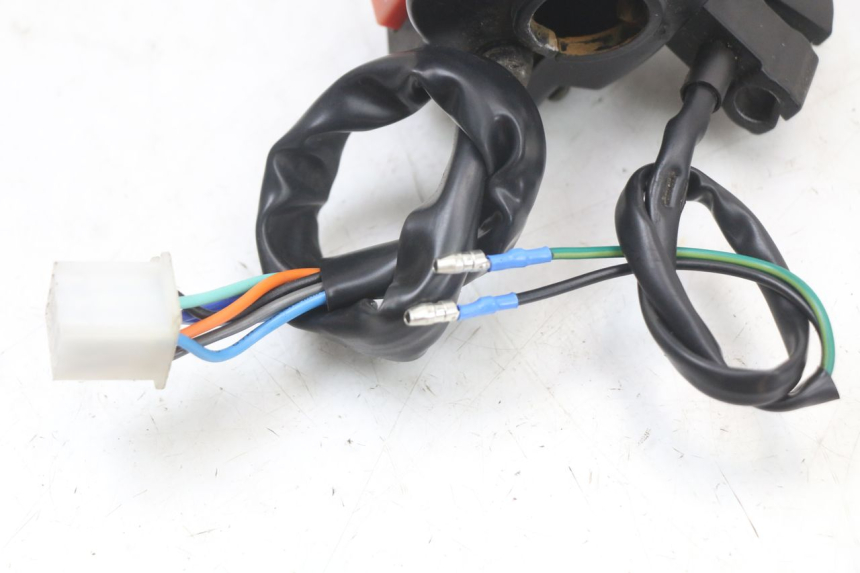 photo de Interruptor de luces izquierdo VASTRO STREET X 4T 50 (2016 - 2021) - Detalles de los puntos de fijación