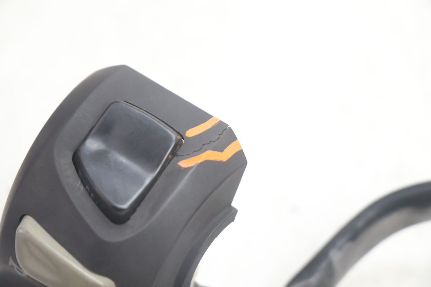 photo de CONMUTADOR IZQUIERDA PEUGEOT STREETZONE NAKED 2T 50 (2014 - 2018) - Zoom estado de uso