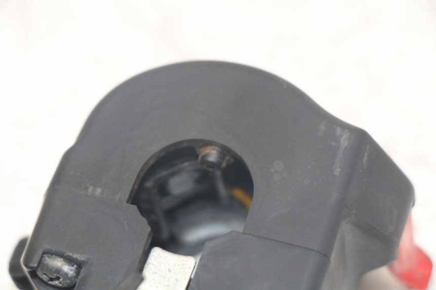 photo de INTERRUPTOR DE LUCES IZQUIERDO YAMAHA TDM ABS 900 (2002 - 2014) - Detalles de los puntos de fijación