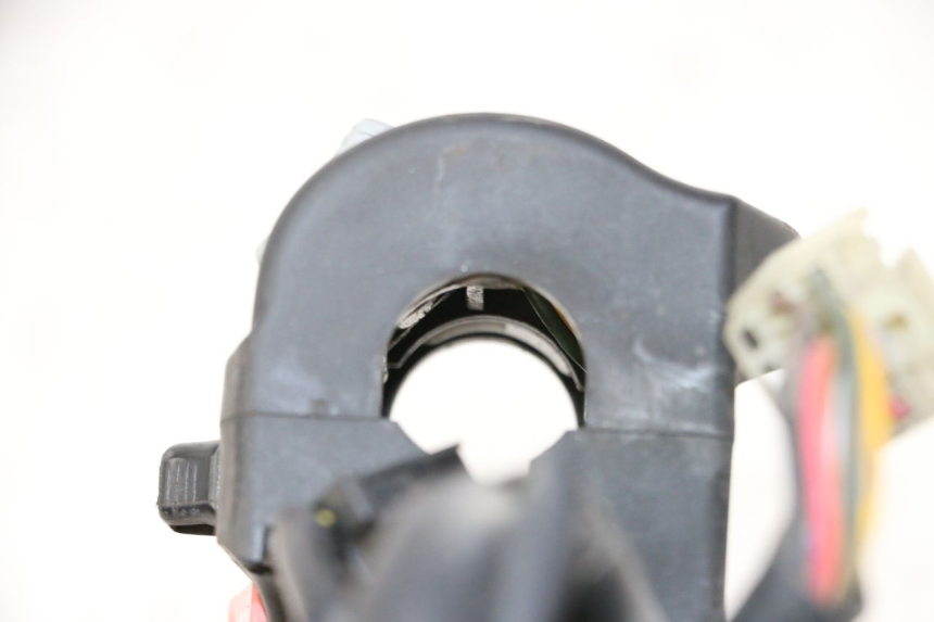 photo de INTERRUPTOR DE LUCES IZQUIERDO YAMAHA TDM ABS 900 (2002 - 2014) - Primer plano técnico