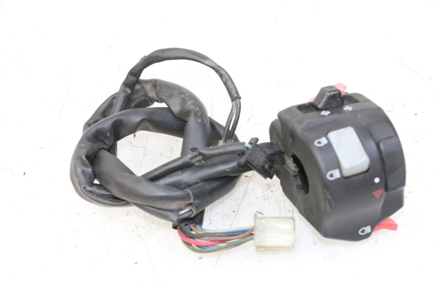 photo de INTERRUPTOR DE LUCES IZQUIERDO YAMAHA TDM ABS 900 (2002 - 2014) - Estado de la superficie y material