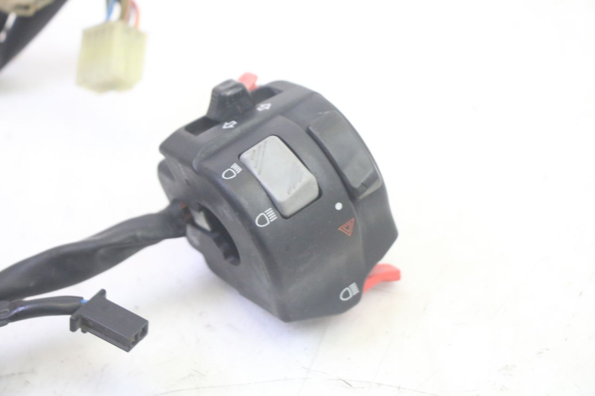 photo de CONMUTADOR IZQUIERDA YAMAHA TDM ABS 900 (2002 - 2014) - Primer plano técnico