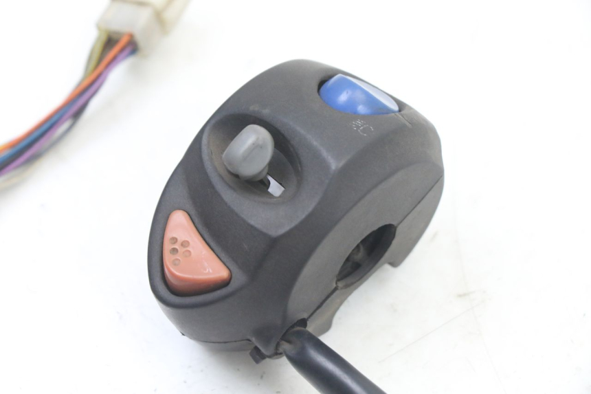 photo de INTERRUPTOR DE LUCES IZQUIERDO PEUGEOT TKR TREKKER FURIOUS 50 (2005 - 2014) - Detalle de la pieza