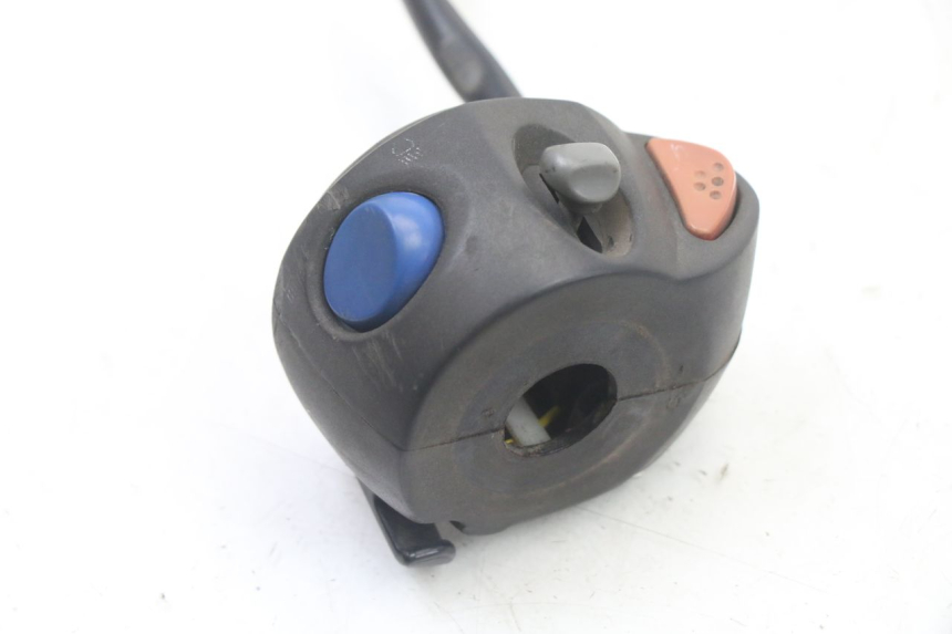 photo de INTERRUPTOR DE LUCES IZQUIERDO PEUGEOT TKR TREKKER FURIOUS 50 (2005 - 2014) - Otra perspectiva