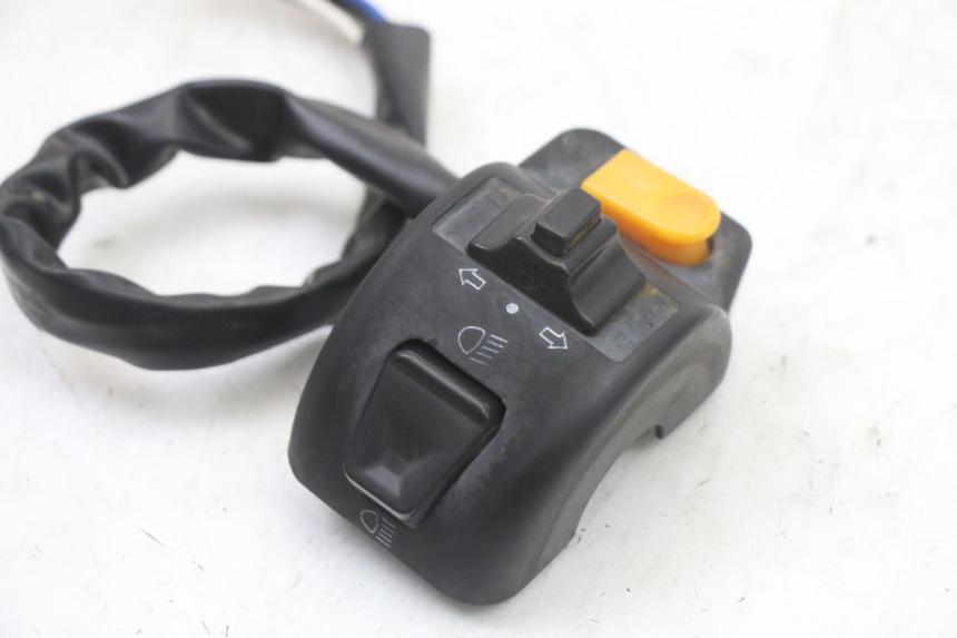 photo de INTERRUPTOR DE LUCES IZQUIERDO UNIVERSAL BIKE ZN50QT-11B 50 (2018 - 2021) - Otra perspectiva
